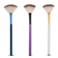 Fan Shaped Wooden Handle Ultra Soft Hair Makeup Cosmetic Brushes Beauty Tool Hot Sale